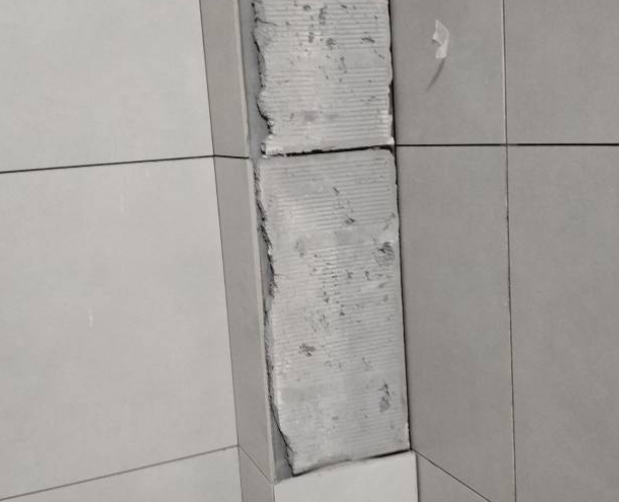 天津市瓷砖空鼓维修公司分享下瓷砖施工前基层浇水润湿程度不足，可能导致以下问题
