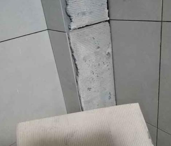 天津市瓷砖空鼓维修公司分享下厨房瓷砖脱落的补救措施。